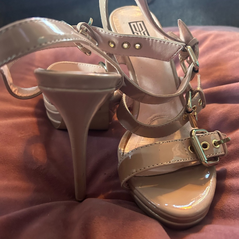 Nude heels gold buckles - Picture 3 of 5